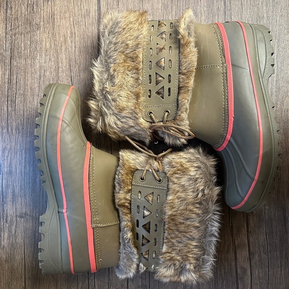 **KHOMBU* Nola Olive Green x Pink Fur Winter Boots Size 8 - Picture 1 of 11